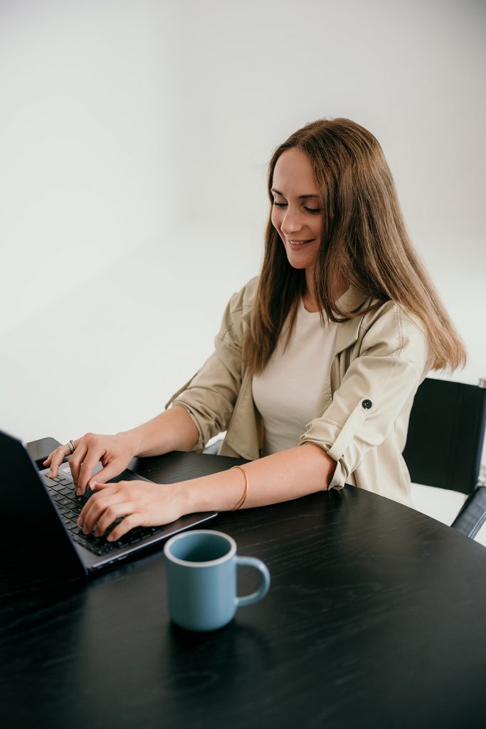 Vera Özkaya arbeitet am Laptop