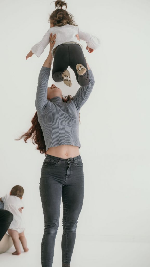 Vera Özkaya spielt mit Ihrer Tochter